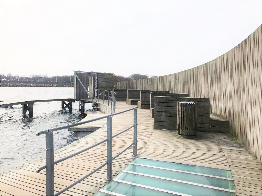 Vue de l'intérieur de Senglen à Kastrup Søbad depuis la plage