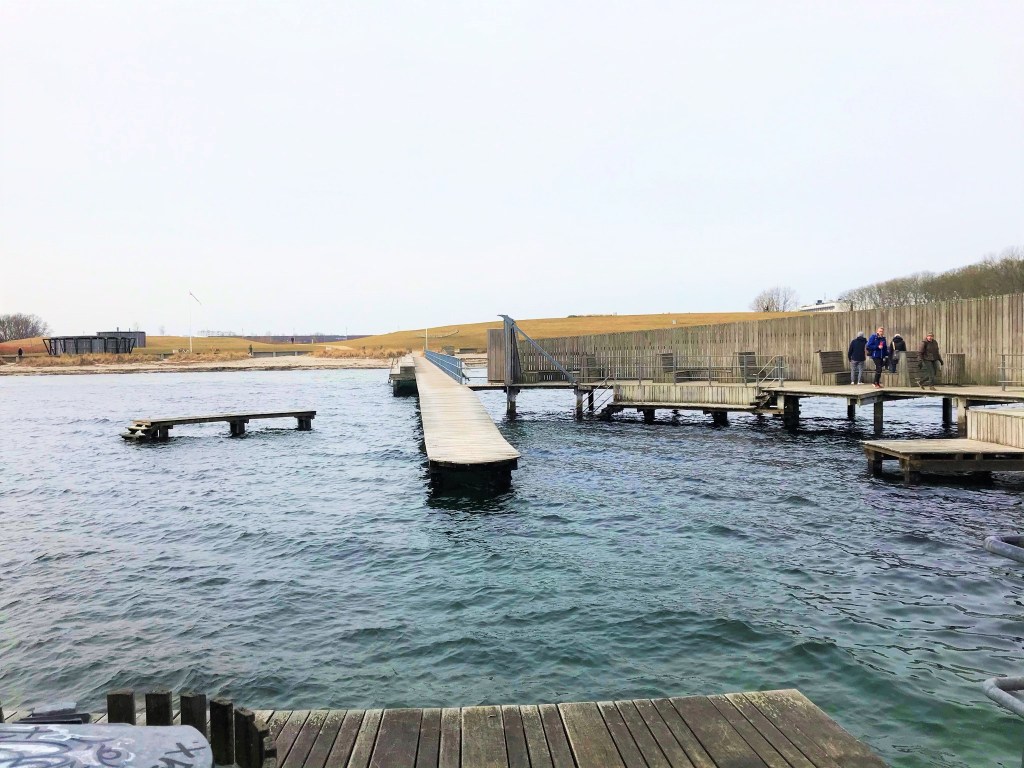 Ponton de Kastrup Søbad et vue de la plage d'Amager Strand à Copenhague, Danemark